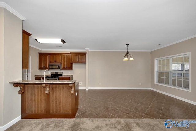 kitchen with an inviting chandelier, kitchen peninsula, decorative light fixtures, appliances with stainless steel finishes, and ornamental molding