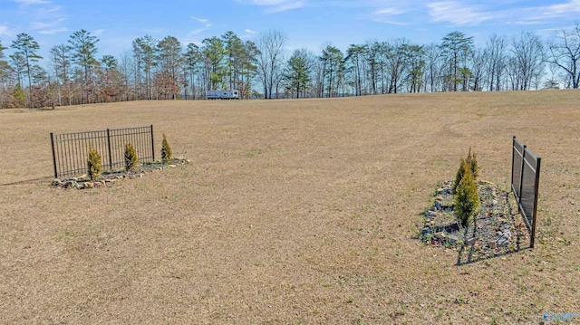 view of yard featuring a rural view