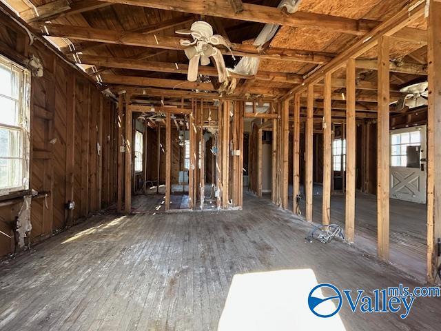 miscellaneous room with ceiling fan