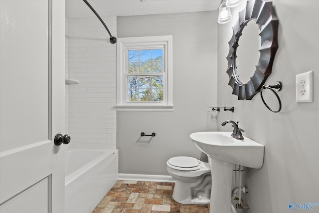 bathroom with tiled shower / bath and toilet