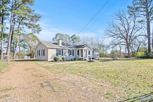 view of front of home featuring a front yard