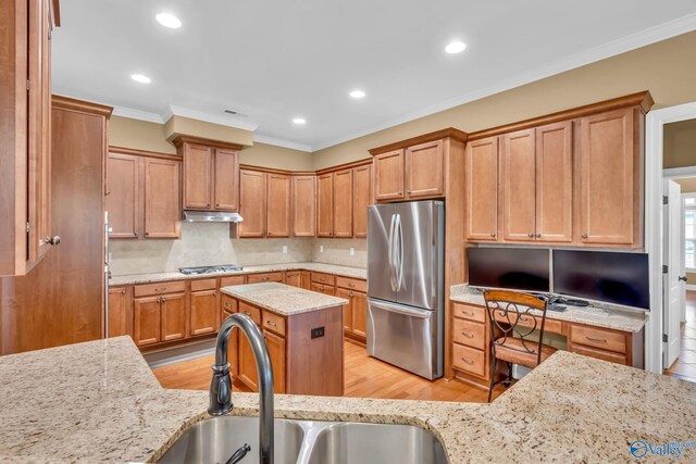1006 Split Rock Cv, Huntsville, AL 35806 - kitchen with crown molding, a sink, built in study area, under cabinet range hood, and stainless steel appliances