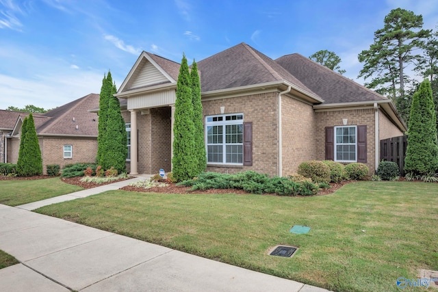 view of front of house featuring a front lawn