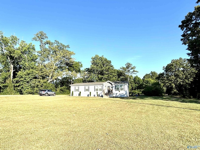 manufactured / mobile home with a front yard