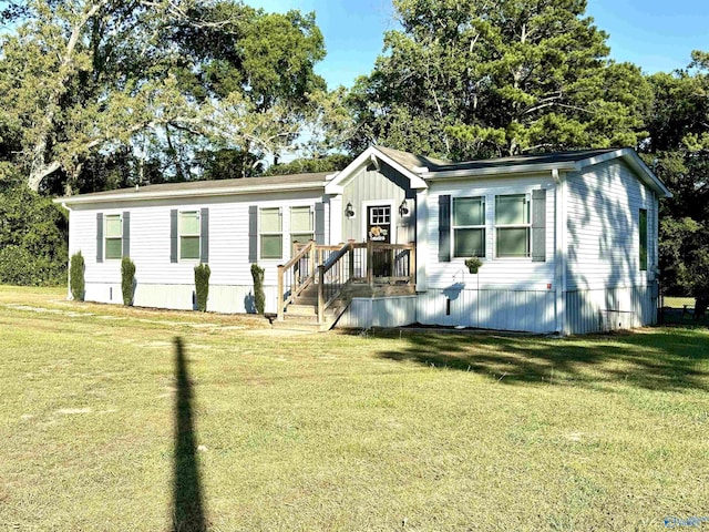 manufactured / mobile home featuring a front yard