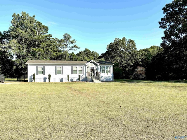 manufactured / mobile home featuring a front yard