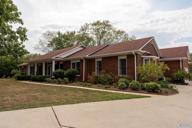 ranch-style house featuring a front yard