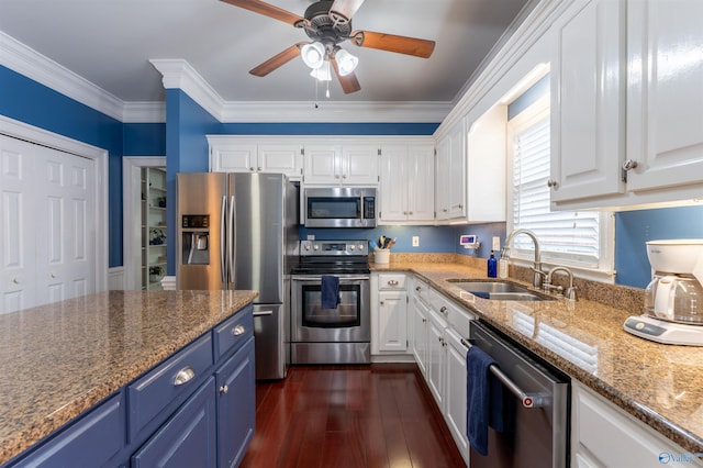 kitchen featuring dark hardwood / wood-style flooring, blue cabinetry, stainless steel appliances, ceiling fan, and sink