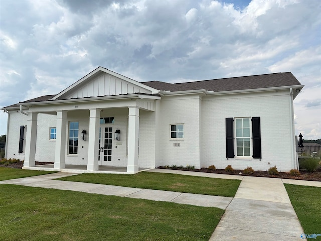 view of front facade featuring a front lawn