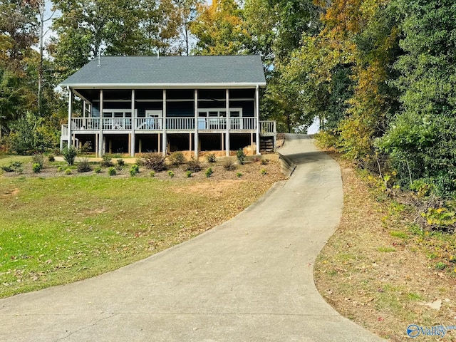 view of front facade with a front lawn