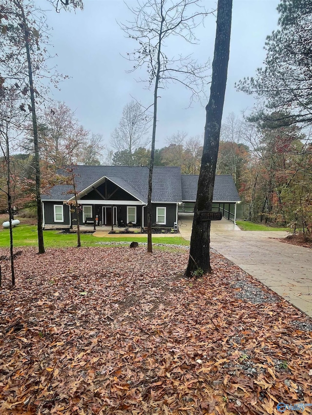 single story home featuring a front yard