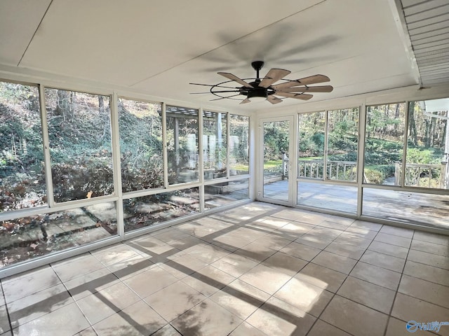 unfurnished sunroom with a wealth of natural light and ceiling fan