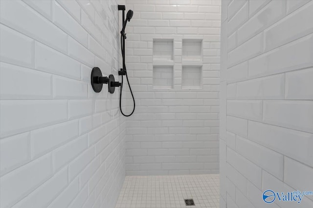 bathroom featuring a tile shower