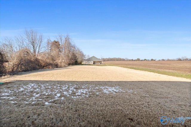 view of yard featuring a rural view