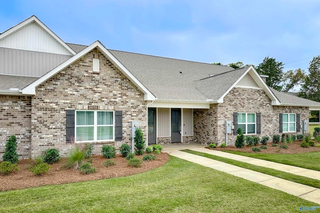 craftsman inspired home featuring a front yard