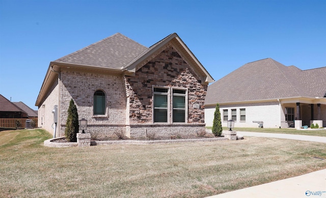 view of front facade with a front yard