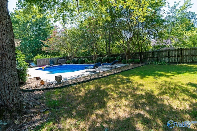 view of pool featuring a yard