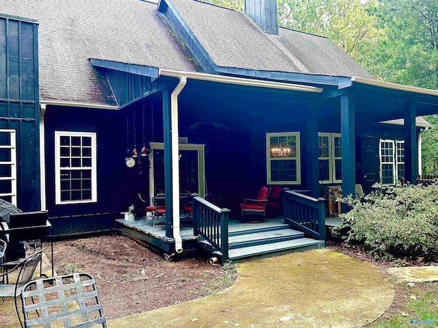 entrance to property featuring covered porch