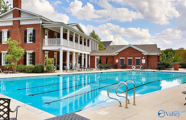 view of swimming pool