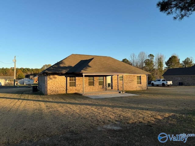 view of front facade with a patio area and a front yard