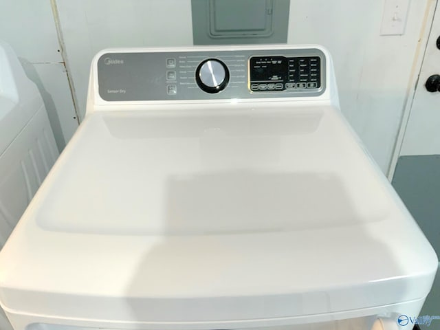 room details with washer / clothes dryer