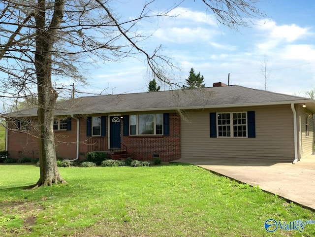 single story home featuring a front lawn