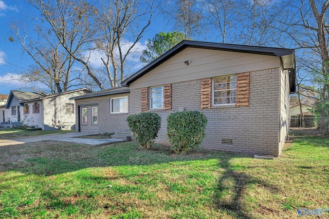 view of front facade featuring a patio area and a front yard