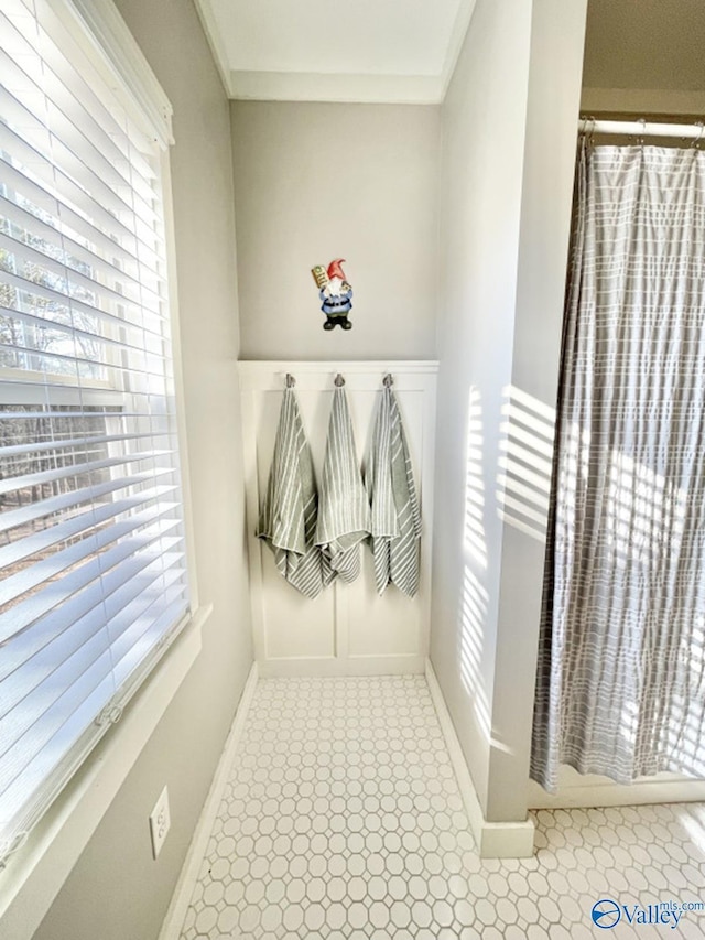 bathroom with ornamental molding