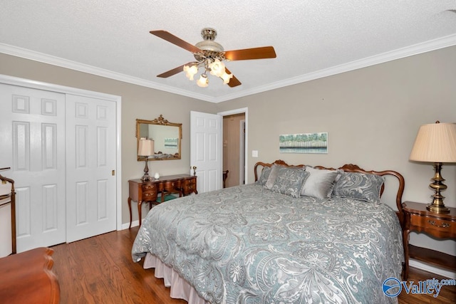 bedroom featuring ceiling fan, ornamental molding, hardwood / wood-style floors, and a closet