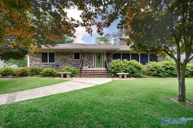 single story home with a front lawn