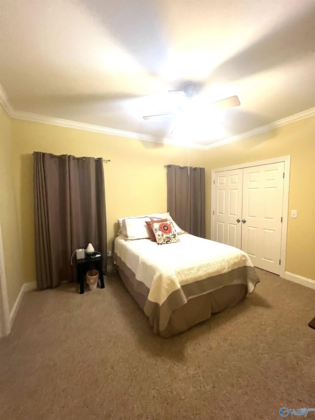 bedroom with crown molding, carpet, ceiling fan, and a closet