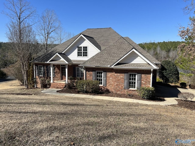 front facade featuring a front yard