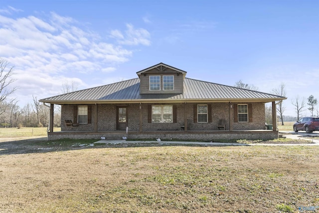 view of front of home with a front yard and covered porch