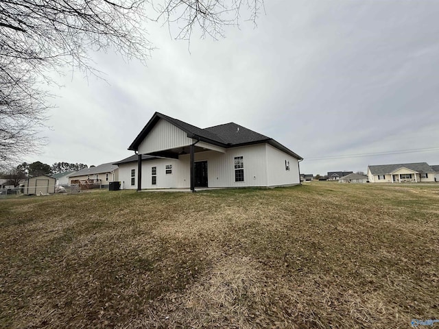 view of front of home with a front lawn