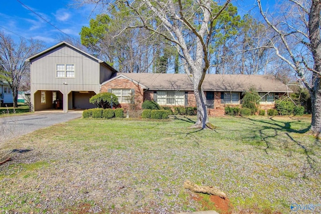 view of front of house featuring a carport and a front lawn