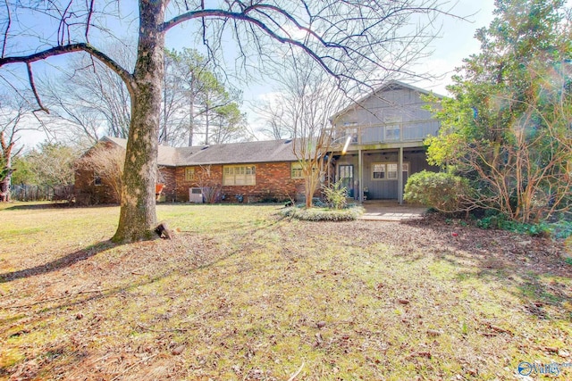 view of front facade featuring a front lawn