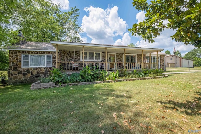 ranch-style home featuring a front yard and covered porch