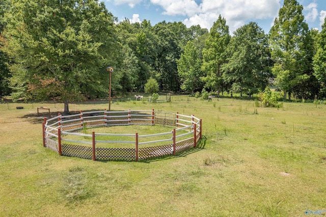 view of yard featuring a rural view