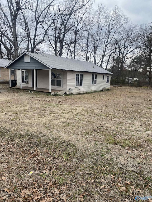 single story home with a front yard