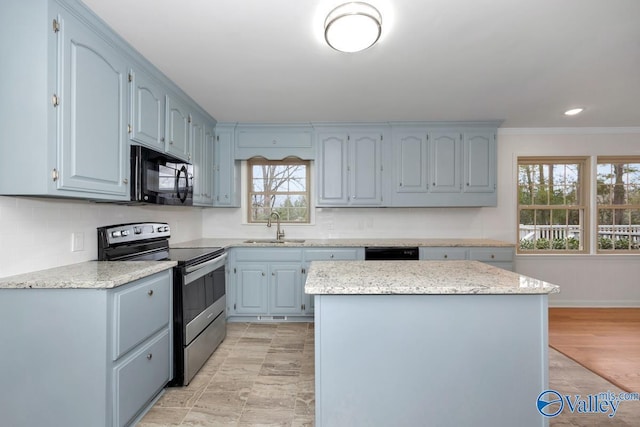 kitchen with sink, crown molding, a center island, stainless steel electric range oven, and decorative backsplash