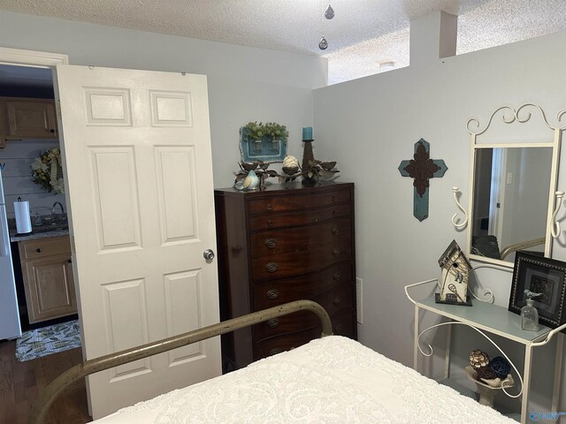 full bath with baseboards, tile patterned flooring, toilet, and shower / bathtub combination with curtain