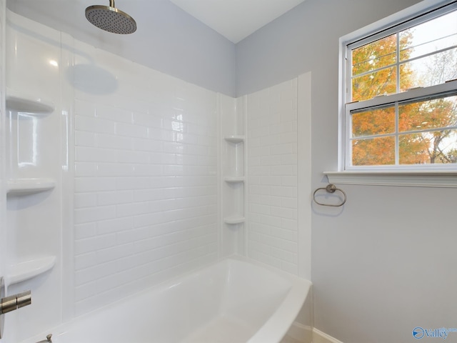 bathroom featuring tiled shower / bath