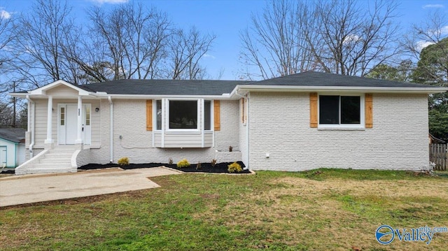 view of front facade with a front yard