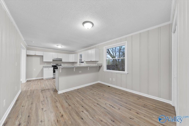 kitchen featuring white cabinetry, light hardwood / wood-style floors, kitchen peninsula, electric range, and a kitchen breakfast bar