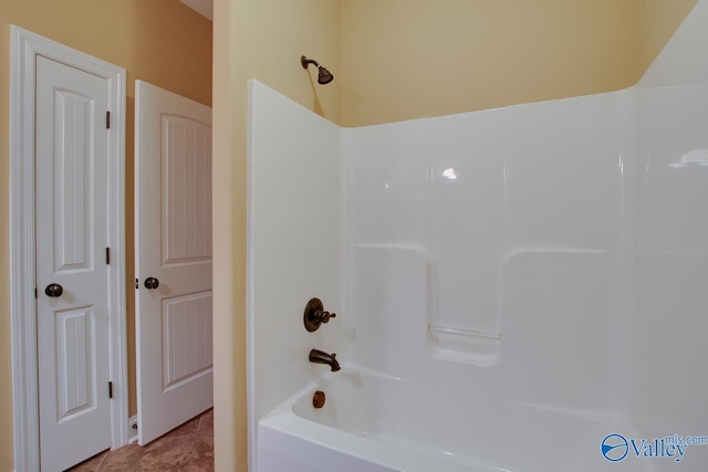 bathroom with shower / washtub combination