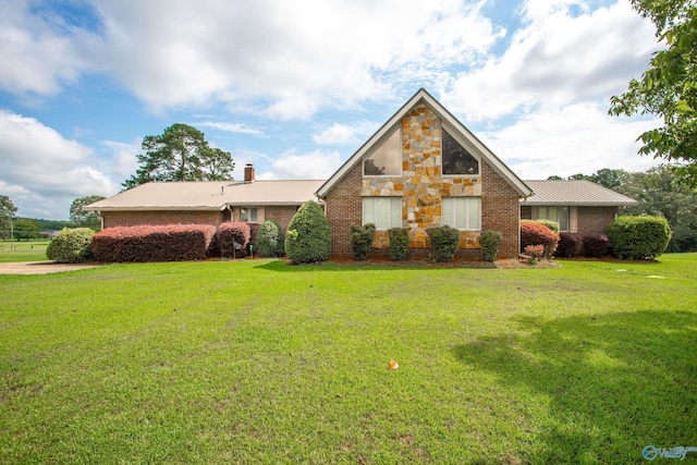 view of front of property featuring a front yard