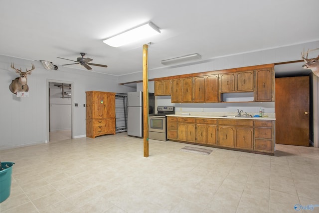 kitchen featuring ceiling fan, sink, fridge, and electric range