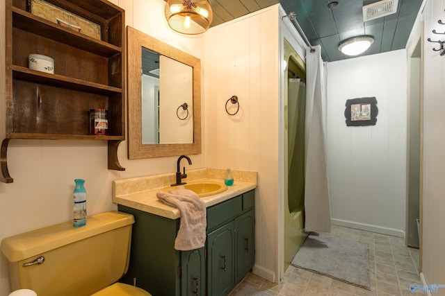 full bathroom featuring vanity, shower / tub combo with curtain, and toilet