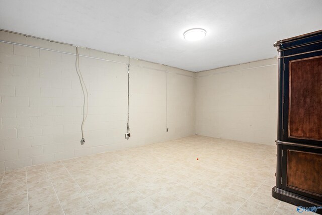 unfurnished room featuring light tile patterned flooring