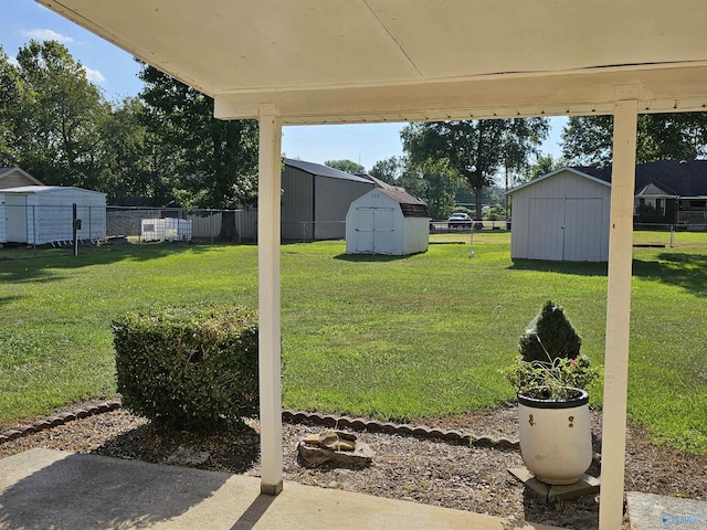 view of yard featuring a shed